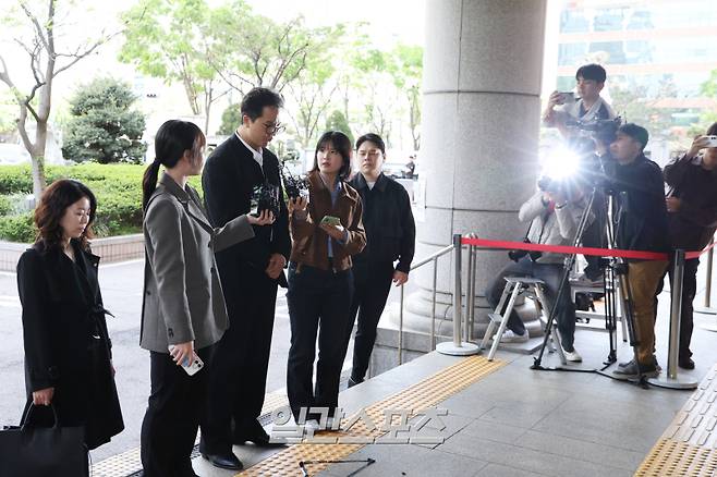 사회복무요원 근무 중 ‘부실 복무’ 혐의로 재판에 넘겨진 그룹 위너 멤버 송민호 씨의 첫 공판이 21일 서울 마포구 서울서부지방법원에서 열렸다. 서병수 기자 qudtn@edaily.co.kr /2026.04.21/