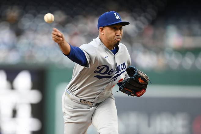 <yonhap photo-2463=""> Los Angeles Dodgers relief pitcher Edwin Diaz (3) throws during the ninth inning of a baseball game against the Washington Nationals, Sunday, April 5, 2026, in Washington. (AP Photo/Nick Wass)/2026-04-06 08:30:34/ <저작권자 ⓒ 1980~2026 ㈜연합뉴스. 무단 전재 재배포 금지, AI 학습 및 활용 금지></yonhap>