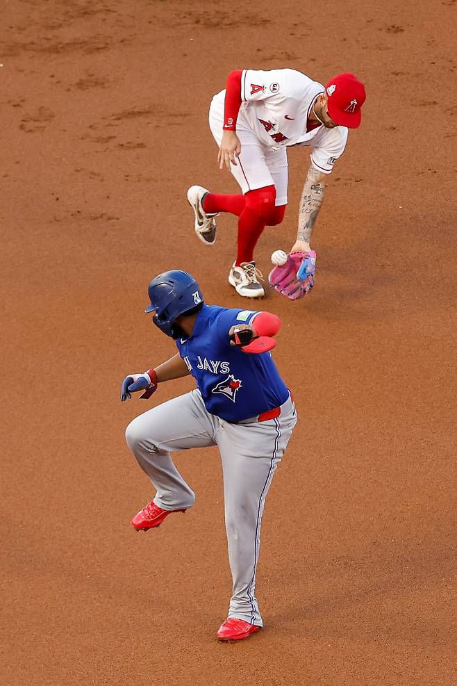 <yonhap photo-2218=""> Toronto Blue Jays' Vladimir Guerrero Jr., bottom, looks back after jumping over the ball as Los Angeles Angels shortstop Zach Neto, top, leans down to catch it during the first inning of a baseball game Monday, April 20, 2026, in Anaheim, Calif. (AP Photo/Caroline Brehman)/2026-04-21 11:55:31/ <저작권자 ⓒ 1980~2026 ㈜연합뉴스. 무단 전재 재배포 금지, AI 학습 및 활용 금지></yonhap>