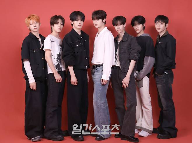 클로즈 유어 아이즈(CLOSE YOUR EYES) 켄신, 송승호, 전민욱, 마징시앙, 김성민, 장여준, 서경배(왼쪽부터)가 14일 오전 서울 중구 순화동 KG타워에서 진행된 일간스포츠와의 인터뷰에 앞서 사진 촬영을 하고 있다.서병수 기자 qudtn@edaily.co.kr /2026.04.14/