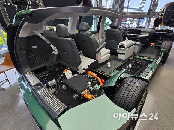 서울 강남구 '현대모터스튜디오 서울' 5층에 전시된 '아이오닉 9' 절개 차량. [사진=김종성 기자]