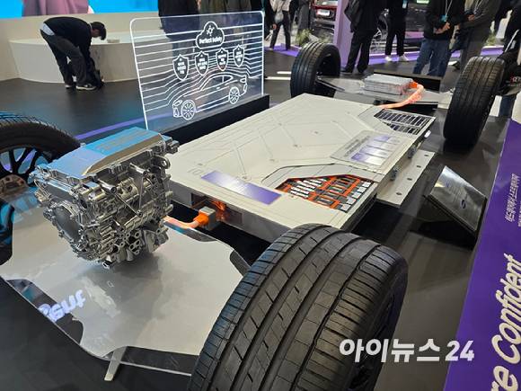 삼성SDI의 배터리가 탑재된 전기차 배터리 모형. [사진=김종성 기자]