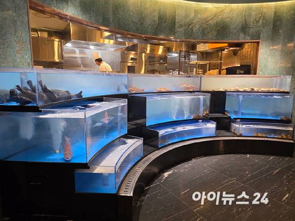 도원·S 입구에 놓인 수조. [사진=구서윤 기자]