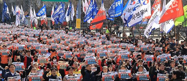 '노란봉투법'(노동조합 및 노동관계조정법 2·3조 개정 법률) 시행 첫날인 지난달 10일 서울 세종로에서 열린 민주노총 투쟁 선포대회에서 민주노총 조합원들이 손팻말을 들고 구호를 외치고 있다. 연합뉴스