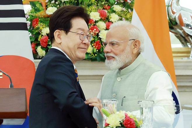 이재명 대통령과 나렌드라 모디 인도 총리가 20일 뉴델리 영빈관에서 열린 공동언론발표를 마친 후 악수하고 있다. 뉴스1