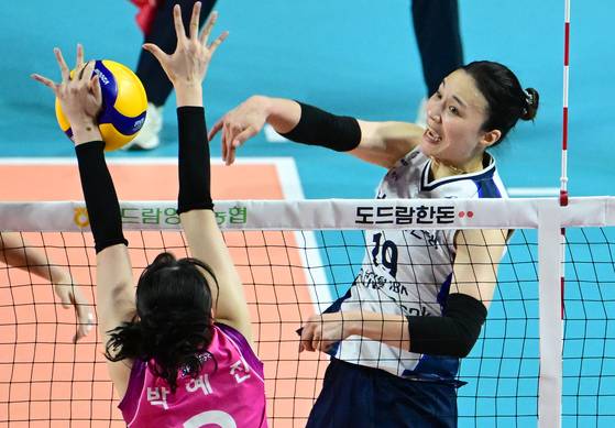14일 인천 삼산체육관에서 열린 흥국생명과의 경기에서 공격하는 IBK기업은행 표승주. 사진 한국배구연맹