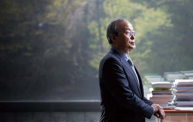 송 전 장관은 “2015년 개정된 한·미 원자력협정의 제11조는 농축·재처리를 포함한 핵물질 형상 변경은 양국 간 고위급협의를 통해 20% 미만의 농축을 할 수 있도록 규정하고 있다”며 “우리가 미국에 일방적으로 의존하지 않는 동시에 북한 위협에 대응하려면 전시작전통제권의 행사와 함께 잠재적 핵능력을 갖춰야 한다”고 주장했다. 최영재 기자