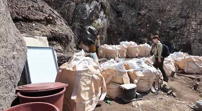 경남 양산시와 국립공원공단은 지난 10일부터 7일간 금정산 국립공원에 있는 불법 시설불 2곳을 철거해 정리했다. 철거 과정에서 40t의 폐기물이 발생했다. 사진 국립공원공단 금정산국립공원사무소
