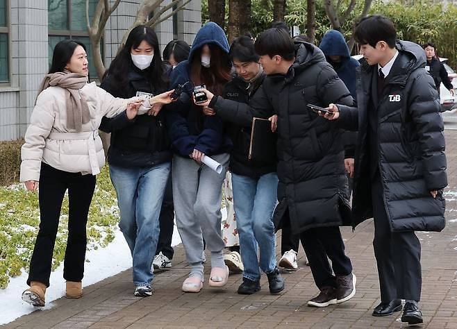 지난 1월 26일 대전지방법원 홍성지원에서 충남경찰청으로 압송된 캄보디아 범죄 조직 한국인 피의자들이 구속 전 피의자 심문(영장실질심사)을 받기 위해 홍성법원으로 이송되고 있다. 뉴스1
