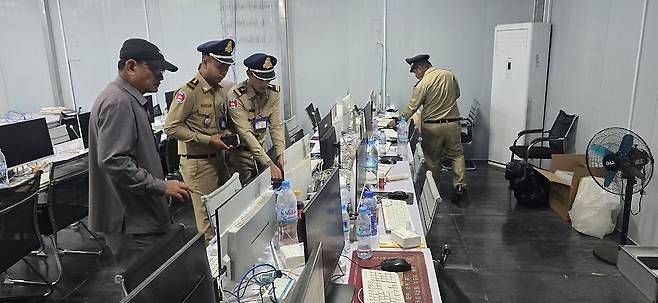 캄보디아 현지 경찰과 코리아전담반이 로맨스 스캠 범죄조직을 급습, 피의자 27명을 검거했다. [사진 충남경찰청]