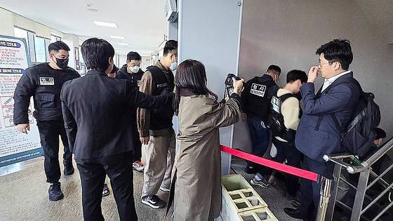 캄보디아 범죄조직에서 로맨스 스캠과 리딩방 운영 등 불법을 저질러 강제 송환된 피의자 64명 중 45명에 대한 구속 전 피의자 심문(영장실질심사)이 지난해 10월 대전지법 홍성지원에서 열렸다. 신진호 기자