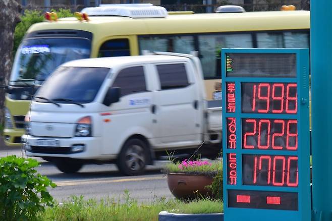 전국 평균 휘발유 가격이 2000원을 넘어선 가운데 20일 오전 경북 포항시 남구 철강공단에 있는 한 주유소에서 경유가 휘발유보다 30원 비싸게 판매되고 있다. 뉴스1