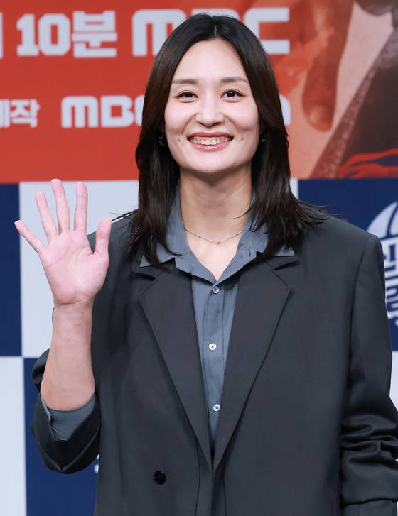 (서울=뉴스1) 권현진 기자 = 전 배구선수 표승주가 24일 오후 서울 마포구 상암동 MBC 골든마우스홀에서 열린 MBC 새 예능 '신인감독 김연경' 제작발표회에 참석해 포즈를 취하고 있다.  '신인감독 김연경'은 신인 감독으로 배구 여제 김연경의 구단 창설 프로젝트다. 은퇴 후 새로운 도전에 나선 '배구 황제' 김연경이 직접 창단한 팀 ‘필승 원더독스’를 이끌며 지도자로서 첫발을 내딛는 과정이 담긴다. 2025.9.24/뉴스1