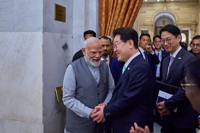 ▲ &nbsp;이재명 대통령과 나렌드라 모디 인도 총리가 20일(현지시간) 인도 뉴델리 대통령궁에서 열린 드로우파디 무르무 인도 대통령 주최 국빈 만찬에서 악수하고 있다 [연합뉴스]&nbsp;