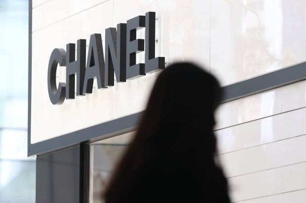 샤넬이 입점한 서울의 한 백화점 앞 전경. /연합뉴스
