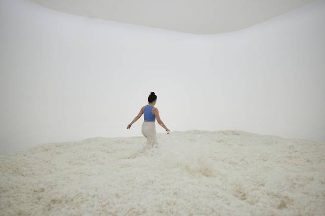 주디 시카고, 깃털의 방, 1966-2023, 2023년 뮌헨 하우스 데어 쿤스트에서 레플리카. (사진=리움미술관)