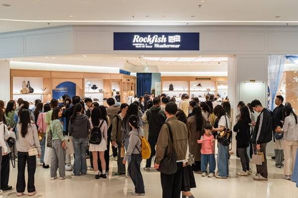 사진: 락피쉬웨더웨어 난징 MIXC 매장 오픈 대기 행렬
