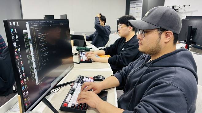 웹소설 작가인 김현동 씨가 소프트웨어 개발 실습을 진행하고 있다. 사진=폴리텍대