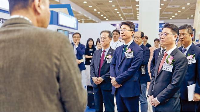 지난해 열린 ‘ICT 기술사업화 페스티벌’에서 류제명 과학기술정보통신부 2차관 등이 행사를 관람하고 있다.  과학기술정보통신부 제공
