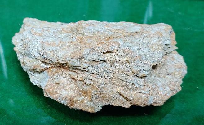 일라이트 원석 /사진=영동군