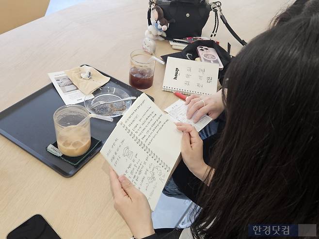 지난 14일 오후 5시경 서울 송파구 송리단길에 위치한 카페 '하우피'에서 조아름 씨(35)와 손승연 씨(30)가 도파민 텍스트 콘텐츠를 읽어보고 있다. /사진=박수빈 기자