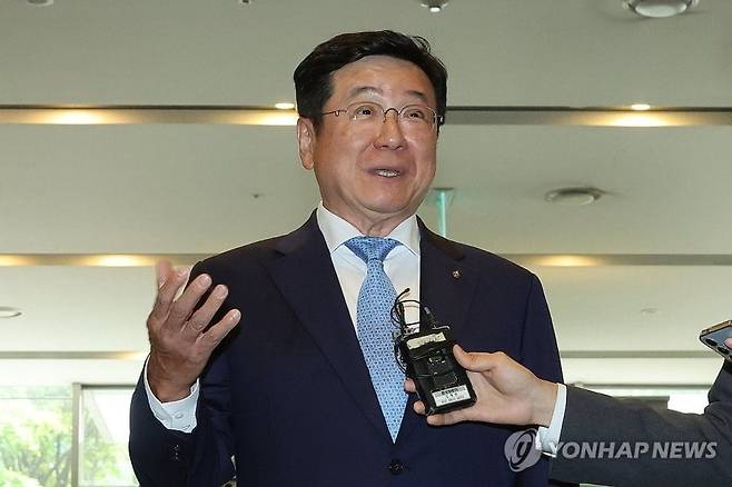 이찬희 삼성준법감시위원회(준감위) 위원장이 21일 서울 서초구 삼성생명 서초타워에서 열린 준감위 정례회의에 참석하며 취재진 질문에 답하고 있다.  사진=연합뉴스