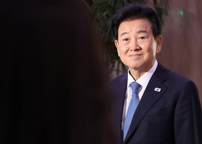 정동영 통일부 장관이 20일 오후 외부 일정을 마친 뒤 서울 광화문 정부서울청사에 도착, 집무실로 향하던 중 기자들의 질문을 받고 있다. 연합뉴스