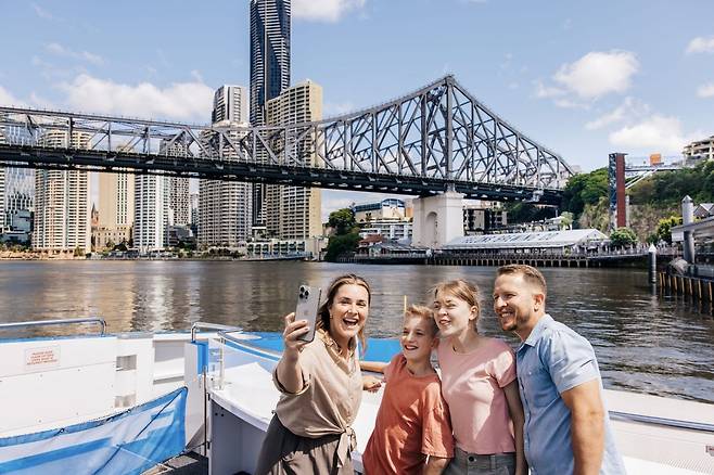 브리즈번은 강을 중심으로 여행 동선이 완성된다. 도시 구조 자체가 걷기와 대중교통에 최적화돼 있어 이동이 곧 관광이 된다. 사진 속 교통수단은 페리 ‘시티캣(CityCat)’. 호주 퀸즐랜드주 관광청 제공