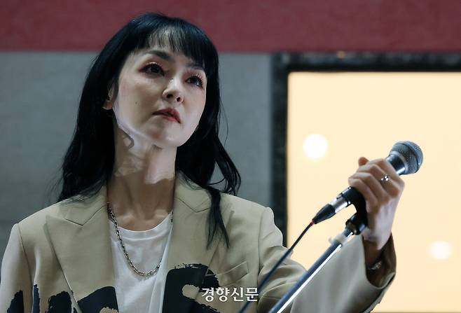 [2026 프론트퍼슨 연대기 : 밴드 붐 가운데 선 여자들] 자우림 보컬 김윤아가 16일 서울 서초구의 한 합주실에서 포즈를 취하고 있다. 2026.04.16 /서성일 선임기자