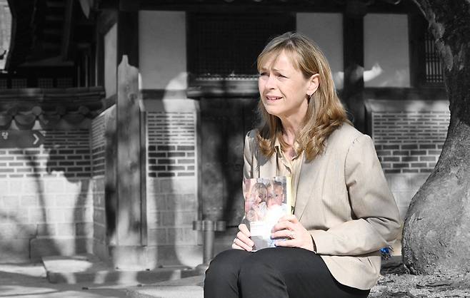 크리스틴 몰비크 보튼마르크(58) 크리스티아니아 대학교 부교수가 지난 8일 서울 종로구 운현궁에서 그의 책 <너의 한국 엄마에게>를 들고 경향신문과 인터뷰하고 있다. 강한들 기자