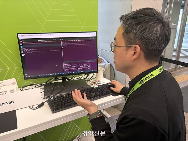 엔비디아가 21일 서울 마포구 디캠프에서 주최한 ‘빌드 어 클로’ 행사에서 엔비디아 관계자가 AI에이전트를 직접 시연해 보이고 있다. 김유진 기자