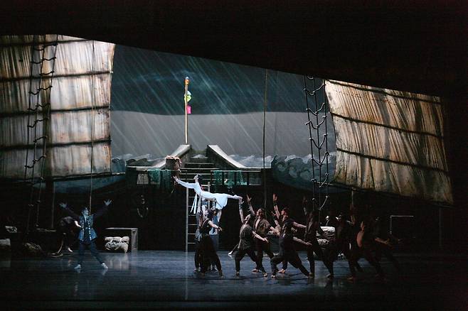 유니버설발레단 <심청>. ⓒUniversal Ballet_Photo by Lyeowon Kim