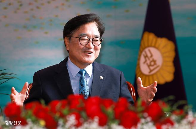 우원식 국회의장이 지난 17일 서울 여의도 국회의장 집무실에서 경향신문과 인터뷰 하고 있다. 정지윤 선임기자 color@kyunghyang.com