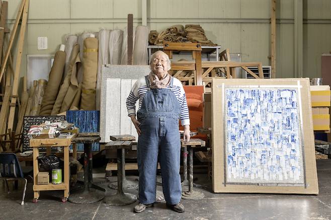 하종현 작가가 자신의 작업실에서 포즈를 취하고 있다.    샌프란시스코 아시아미술관 제공