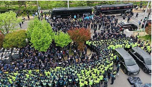 지난 20일 경남 진주시 정촌면 BGF로지스 진주센터에서 화물연대 관계자가 센터 입구로 진입하려는 과정에서 경찰과 대치하고 있다. 연합뉴스