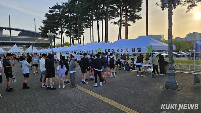 19일 서울 마포구 평화의공원평화광장에서 열린 ‘제2회 마포 서윤복 마라톤대회’에 마련된 이봉주 테이핑 체험 부스에서 참가자들이 기다리고 있다. 송한석 기자