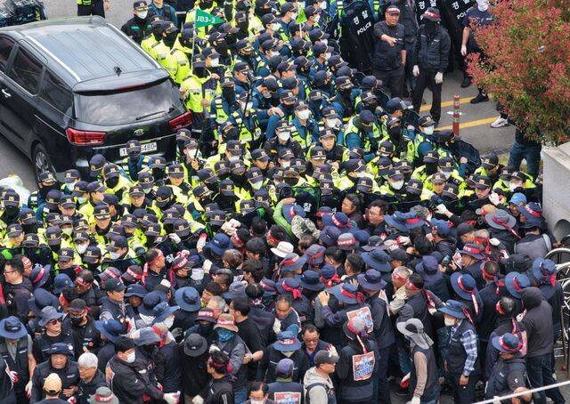 0일 오후 경남 진주시 정촌면 BGF로지스 진주센터에서 화물연대 관계자가 센터 입구로 진입하려는 과정에서 경찰과 대치하고 있다. 연합뉴스
