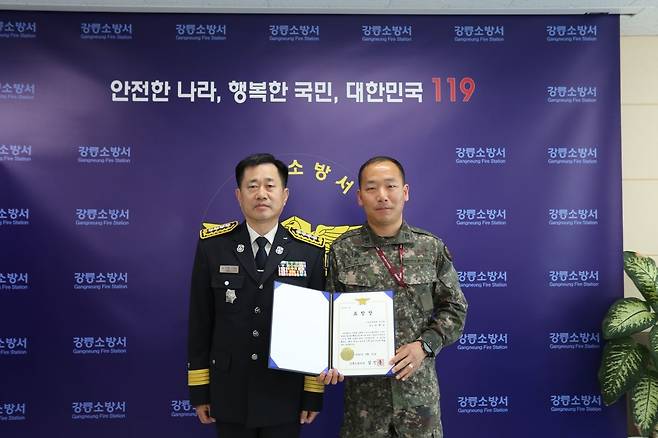 김재상 원사에 표창장 수여한 김진문 강릉소방서장. 강릉소방서 제공