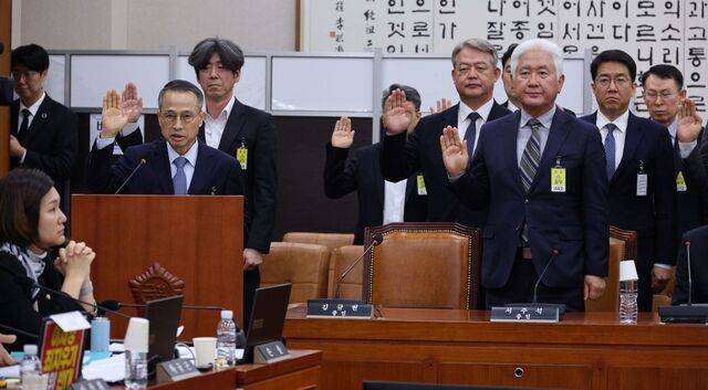 김규현(앞줄 왼쪽) 전 국가정보원장 등 증인들이 21일 국회 ‘윤석열정권 정치검찰 조작기소 의혹 사건 진상규명 국정조사 특별위원회’에 나와 증인 선서를 하고 있다. 이병주 기자