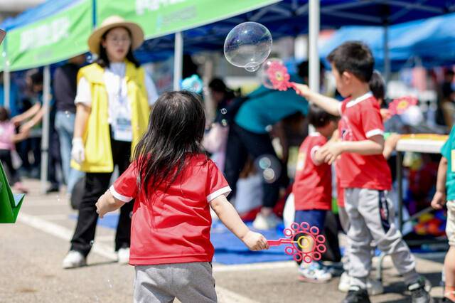 2024년 어린이날을 맞아 수원시가 개최한 ‘어린이 놀이 한마당’ 행사에서 어린이들이 놀이에 참여하고 있다. 수원시 제공