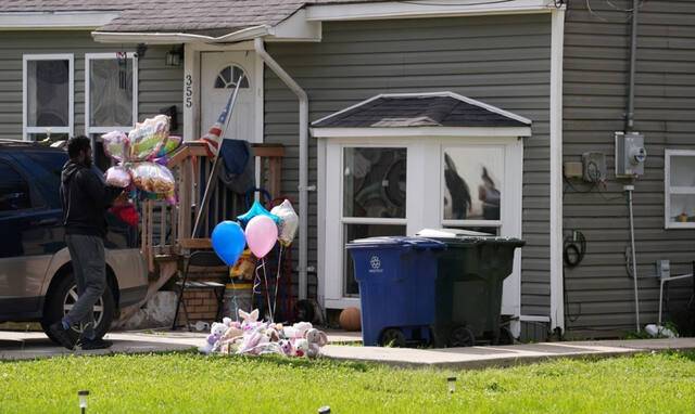 총기 난사가 발생한 집 앞에 어린이 희생자들을 추모하는 풍선이 놓인 모습. 로이터=연합뉴스