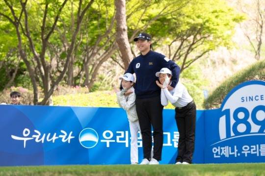 왼쪽부터 정하연, 이정환 프로, 용현서 학생이 포즈를 취하고 있다. /대회 조직위