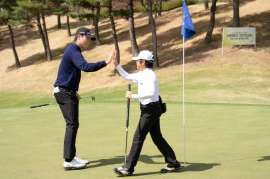 이정환 프로와 용현서 학생이 하이파이브를 하고 있다. /대회 조직위