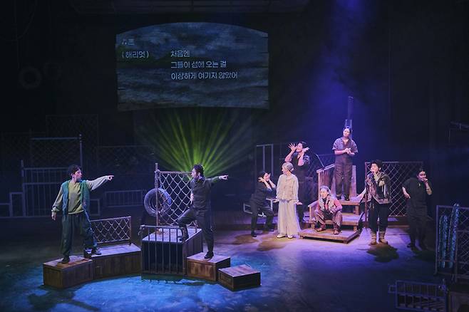 연극 ‘해리엇’의 한 장면. 주연 배우 옆에서 ‘그림자 소리’ 역의 배우가 수어 통역을 함께 진행하고, 무대 뒤 스크린에는 자막이 송출되고 있다. 강동아트센터