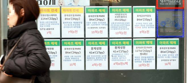 아파트 전세 매물이 40% 줄어들며 서울 전세난 우려가 커지고 있다. 사진은 서울 서대문구 한 부동산 중개업소에 전세 물건 구하는 안내문이 붙어 있는 모습 [김재훈 기자]