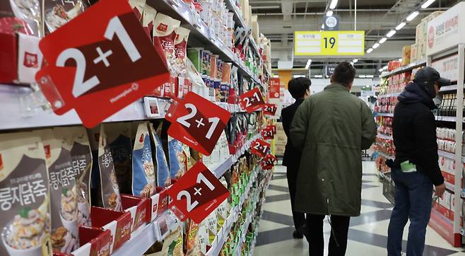 서울의 한 홈플러스 매장에서 소비자들이 물건을 살펴보고 있다. [매경DB]