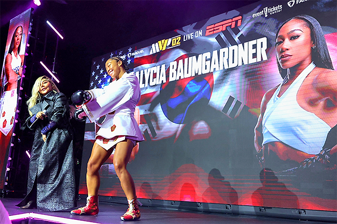 얼리샤 바움가드너가 2026년 4월 미국 뉴욕 매디슨 스퀘어 가든에 국제복싱연맹 세계복싱협회 세계복싱기구 여자 슈퍼페더급 통합 챔피언으로서 타이틀전을 위해 입장하고 있다. 한국계 혈통의 정체성을 배경화면으로 드러냈다. 사진=Getty Images=연합뉴스 제공