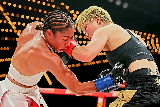 얼리샤 바움가드너가 2026년 4월 미국 뉴욕 매디슨 스퀘어 가든에서 국제복싱연맹 세계복싱협회 세계복싱기구 여자 슈퍼페더급 통합 챔피언으로서 도전자 신보미레를 공격하고 있다. 신보미레는 세계복싱평의회 인터내셔널 챔피언을 지냈다. 사진=Getty Images=연합뉴스 제공