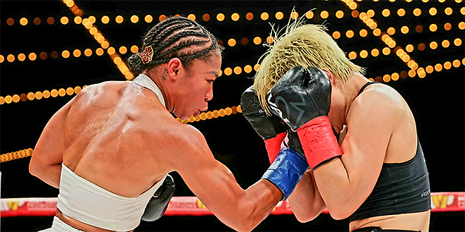 얼리샤 바움가드너가 2026년 4월 미국 뉴욕 매디슨 스퀘어 가든에서 국제복싱연맹 세계복싱협회 세계복싱기구 여자 슈퍼페더급 통합 챔피언으로서 도전자 신보미레를 공격하고 있다. 신보미레는 세계복싱평의회 인터내셔널 챔피언을 지냈다. 사진=Getty Images=연합뉴스 제공