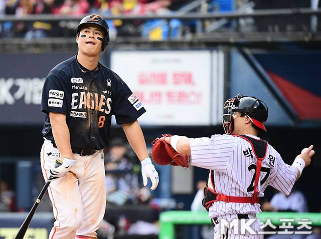 2025년 10월 26일 오후 잠실구장에서 ‘2025 신한 SOL Bank KBO 포스트시즌’ 한화 이글스와 LG 트윈스의 한국시리즈(7전 4선승제) 1차전이 열렸다. 8회초 1사 1루에서 한화 노시환이 루킹 삼진을 당한 후 아쉬워 하고 있다. 사진=김영구 기자